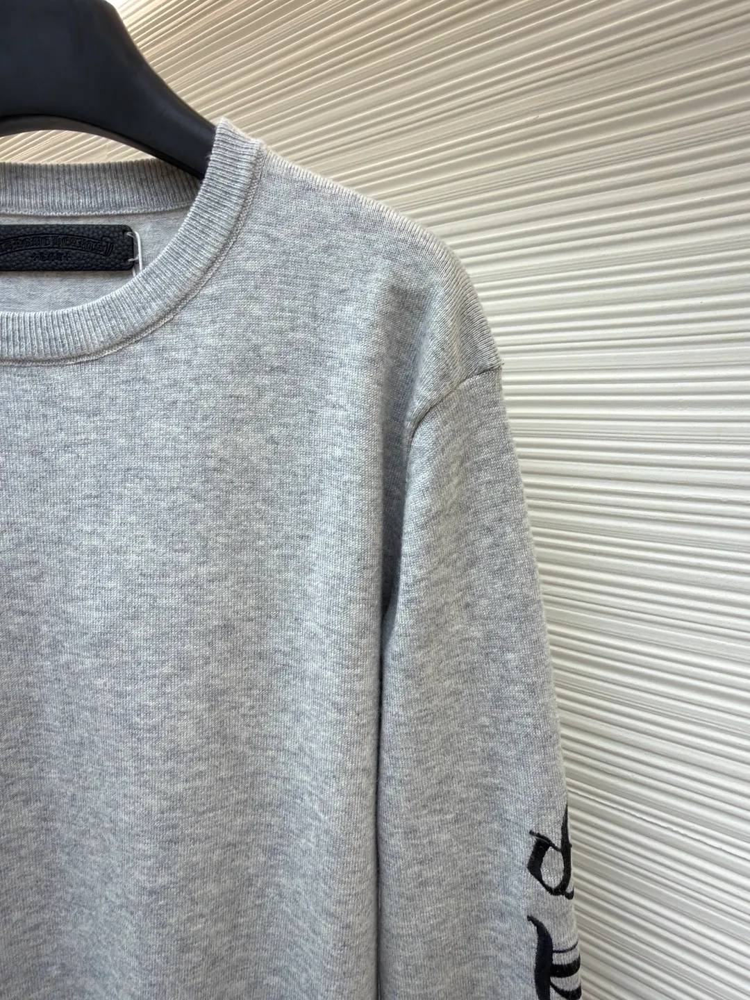 Chrome Hearts scroll embroidered sweater ●Item number: 1682475-A85 ●Fabric: wool fabric ●Technology: embroidery production ●Color: gray ●Version: loose fit ●Weight: about 470 grams ●Size: S-M-L-XL ●Description: Select high-quality wool and cashmere raw materials, blended according to a certain proportion. Wool provides warmth and durability, while cashmere gives clothing a soft, delicate feel. The combination of the two makes the fabric both comfortable and practical. Different from market products, our sweaters feel softer and waxier. We use the shrinking characteristics of cashmere fiber to shrink the sweaters. Ironing knitted sweaters to make them smoother and crisper while maintaining style characteristics. The ironing process requires precise control of temperature and pressure to prevent clothing from deforming or being damaged. The overall wiring is straight and delicate, the fabric is comfortable and soft, and the color is consistent without color difference. It can be matched with the same style to create a fashionable look and control various occasions. Customized accessories, complete with three standards, same style for men and women!